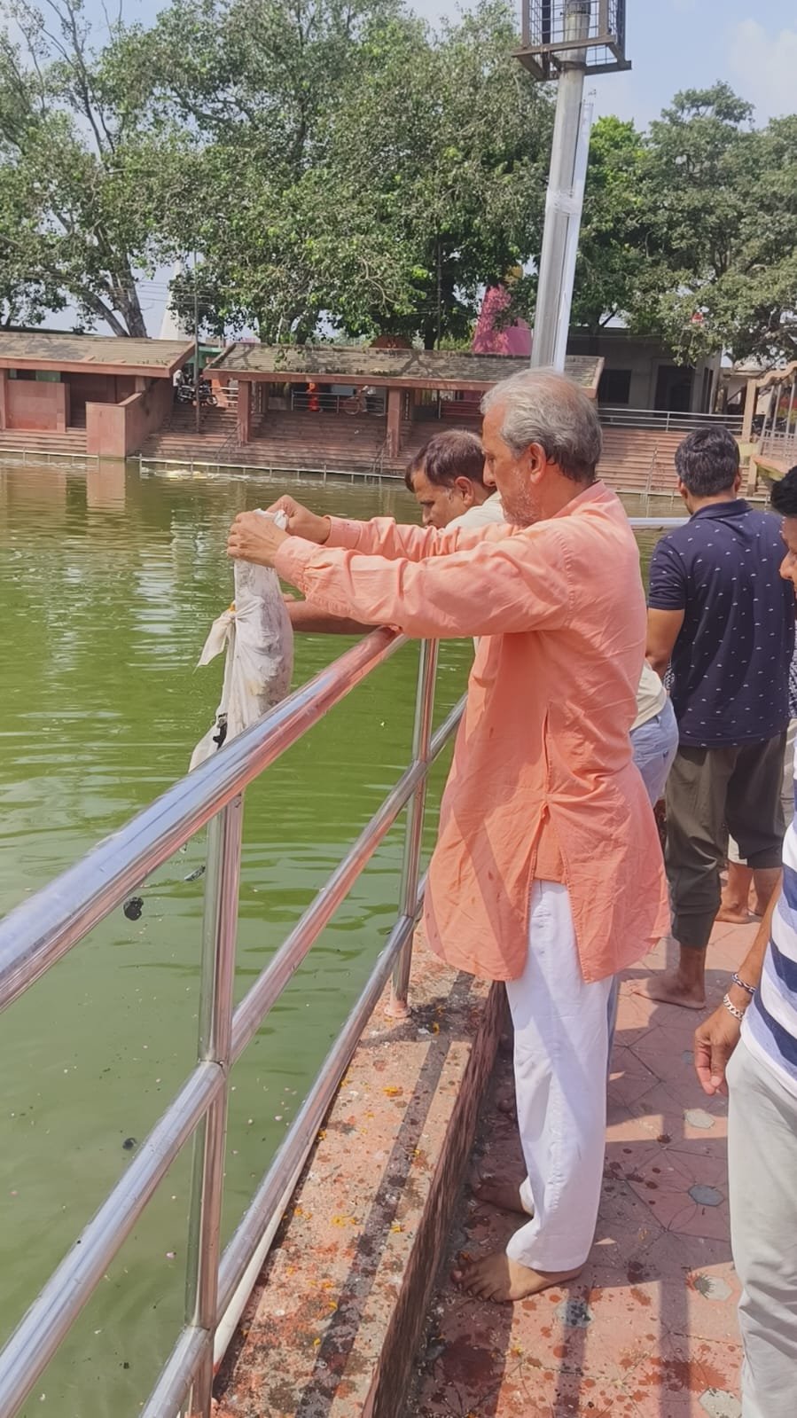 अज्ञात एवं लावारिस अस्थियो का पित्र पक्ष में सोरो जी मे किया विसर्जन